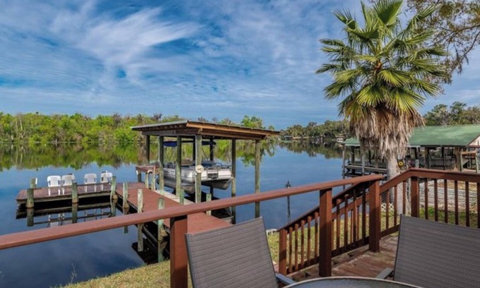 Satsuma House | Fisherman’s Paradise located on the St Johns River, minutes away from the beach