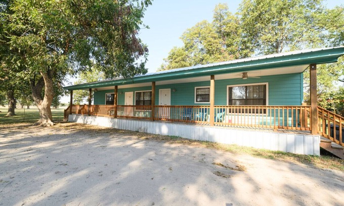 Lake Village Condo | Fishing cabin with views on Lake Chicot!
