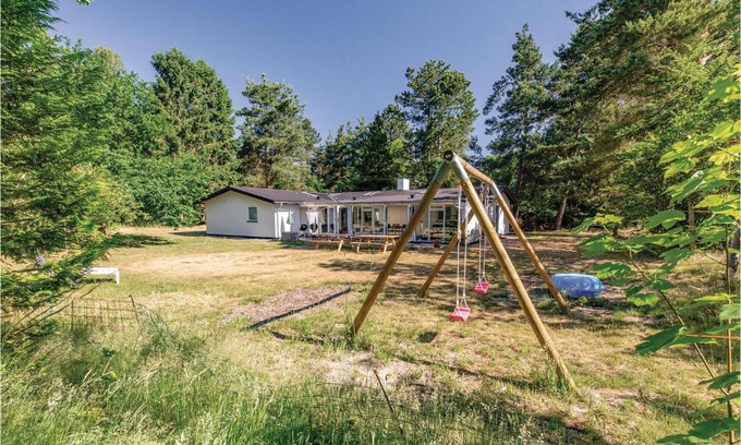 Hoensinge House | Five-Bedroom Holiday Home In Hojby