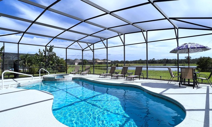 Watersong House | Five Star Huge Pool Home Close to Disney!