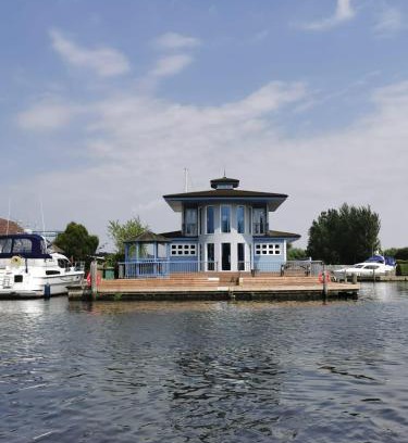 Brundall House | Flag House