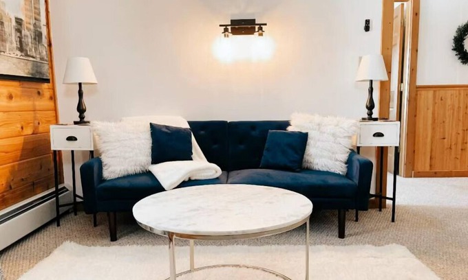 Sidney House | Flagview Lodge - Cozy Apartment with a View