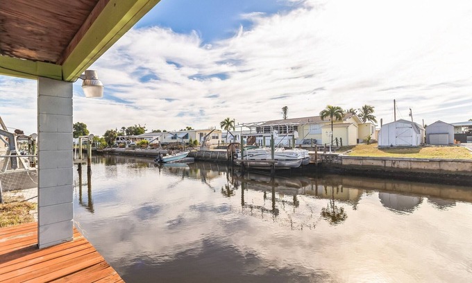 Flamingo Bay Cottage | Flamingo Bay Cottage (3-Bedroom) - Pets Allowed by RedAwning