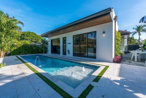 Sunshine Park Villa | Flamingo Park Paradise: Luxury Poolside Haven