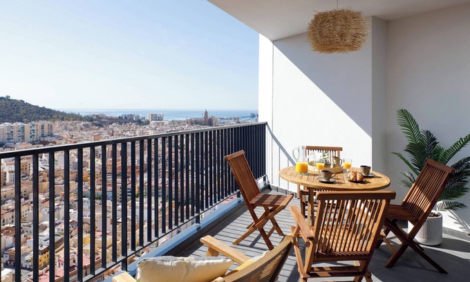 Palma-Palmilla Apartment | Flat like in a skyscraper in Manhattan , but with views of old Malaga Urban Sky