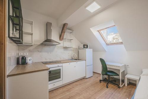 Andel Apartment | Flat Near Prague Castle Stylish & Prime Location 6