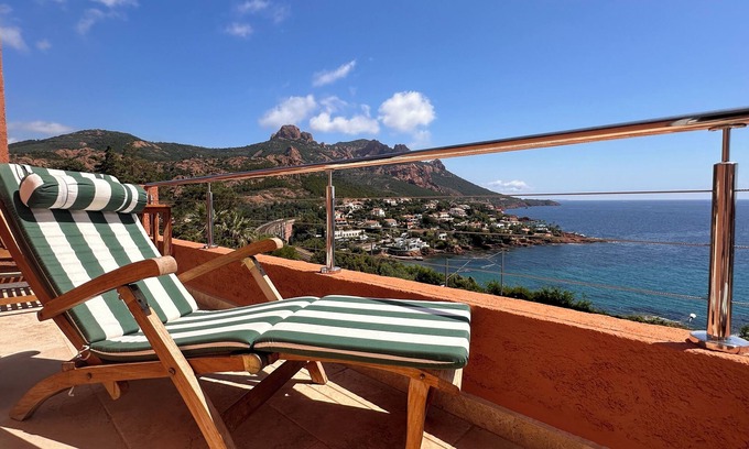 Antheor Apartment | Flat with stunning sea views for 4 people