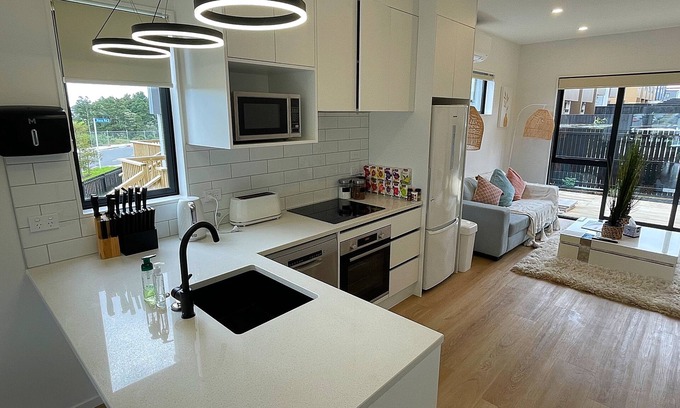 Flat Bush House | Flatbush Holiday Accommodation, 3 Bedroom Town House WH2 | Apartment