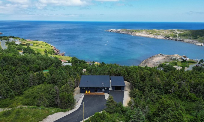 Flatrock House | Flatrock Ocean View | Sauna | 3BR | 3.5BA |
