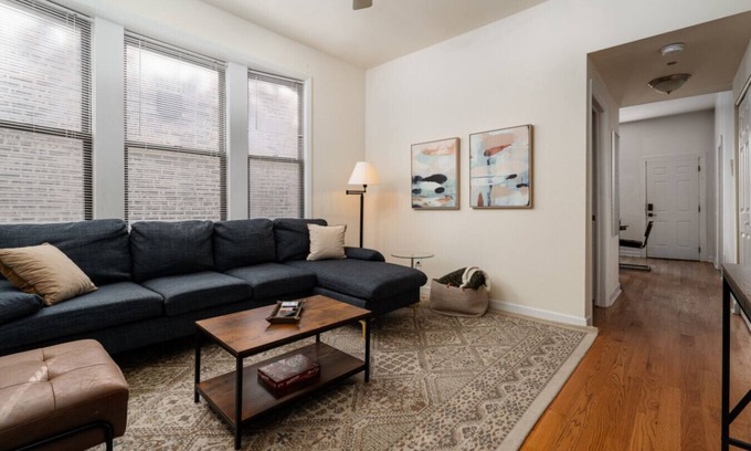 West Town Apartment | Flexhome Ukrainian Village 2BR D2