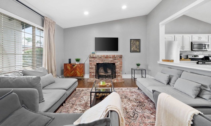 Chino House | FLEXIBLE LEASE PET FRIENDLY POOL AND JACUZZI HOME IN CHINO HILLS CALIFORNIA