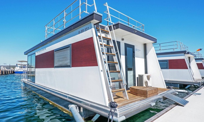 Braunsbedra House | Floating 44 am Geiseltalsee - Festliegende Hausboot in Braunsbedra