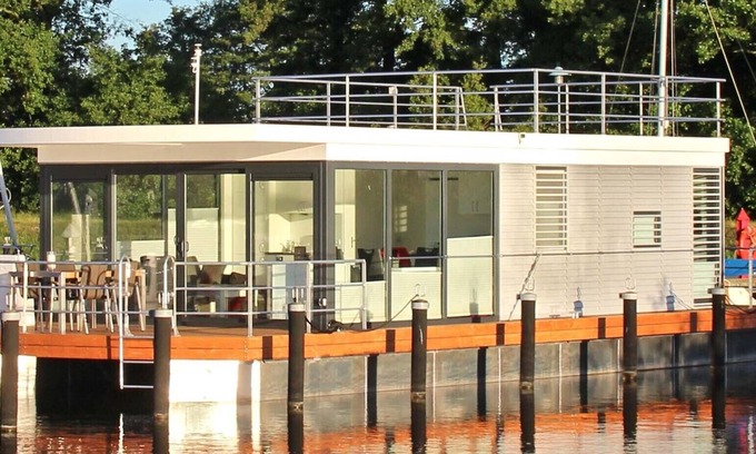Ueckermuende House | Floating 44 Schwimmendes Ferienhaus für den Besonderen Urlaub auf dem Wasser