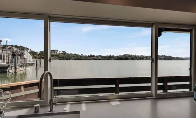 Mill Valley Apartment | Floating condo 'C' on Sausalito's Richardson Bay