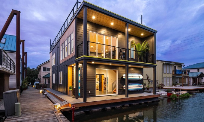Lair Hill House | Floating Home on the Willamette