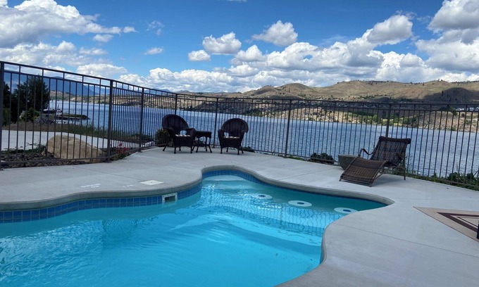 Chelan House | Floating Over The Water!