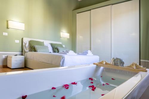 Santo Spirito Apartment | Florence Retreat with Romantic Bathtub