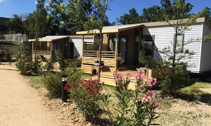 Banon House | Flower Camping le Epi Bleu * - Home Flower Premium 26.5m2 (2 bedrooms, 4 adults max + 1 small child) covered terrace 16m2 4 to 5 people - 4 pers. Included