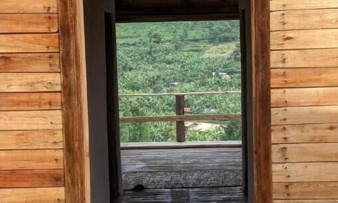 Fort Portal Cabin | Flower Hill