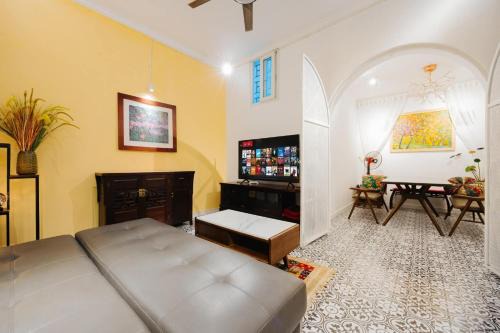 Hai Ba Trung Apartment | Flower Homestay-City Center-Cozy-Entire house-2brs-5beds