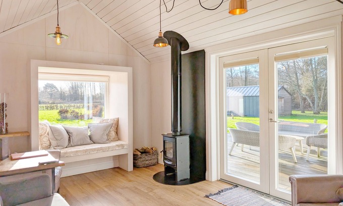 East Ashling Cottage | Flowering - Ashling Park - sleeps 4 guests in 2 bedrooms