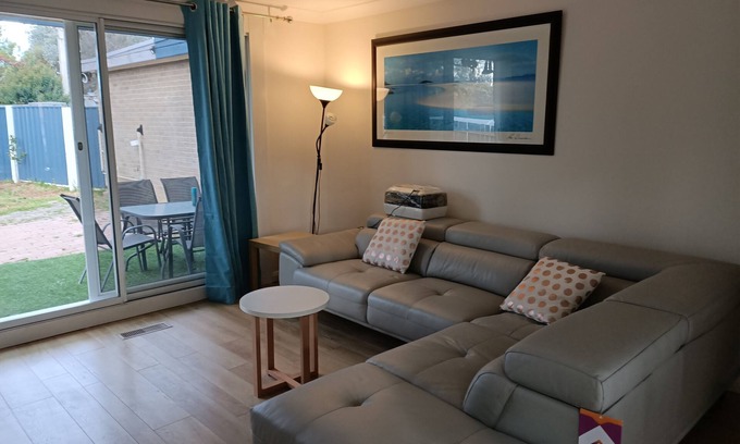 Scullin House | π Follow the sun π 3br Perfect Canberra Gettaway