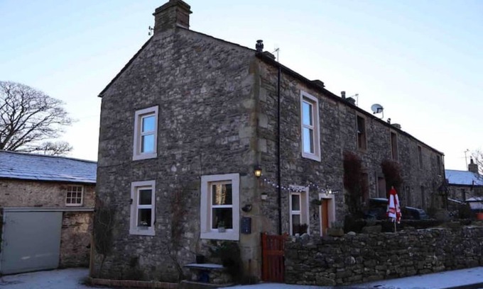 Austwick Cottage | Folly Cottage: A Cosy, Dog friendly cottage in a village in North Yorks Dales.