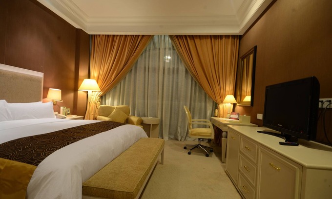 Clark Freeport Resort | Fontana Hot Spring Leisure Parks