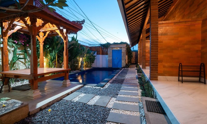 Babakan Villa | For Travellers Who Miss Home! Private Room with High Speed Wifi & Great Location