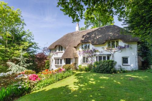 New Forest District House | Forest Drove Cottage · Idyllic New Forest 6 Bedroom Thatched Cottage