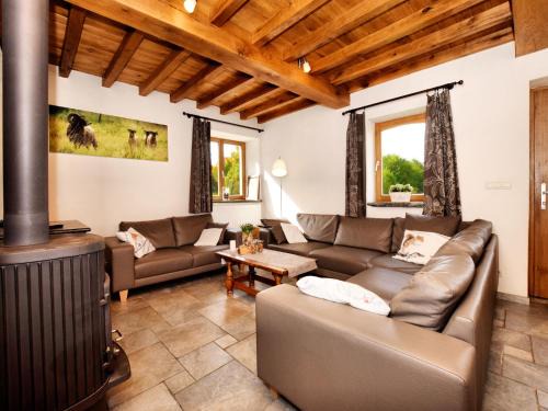 Commanster House | Forest-Edge Stay, Burtonville