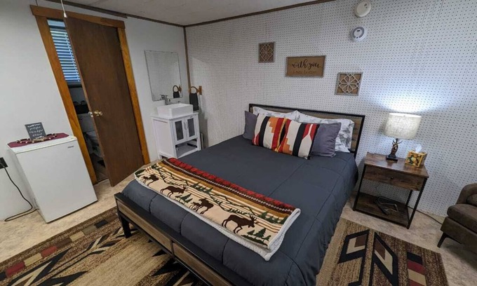 Coudersport Cabin | Forest Haven: Romantic 1BR Getaway For Two l Sleep 2