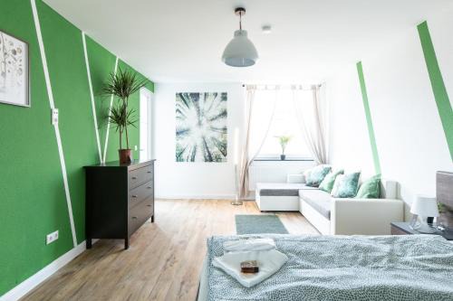 Neudorf-Nord Apartment | - Forest Retreat Deluxe - 2 Bedroom Apartment - 75 qm - Fully Renovated 2025 with TV & Netflix - King Size Beds - Full Kitchen - Free Parking - Close to Airport & Train -