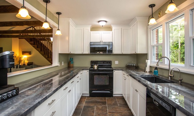 Pittsford House | Forestview Manor (Secluded Getaway)