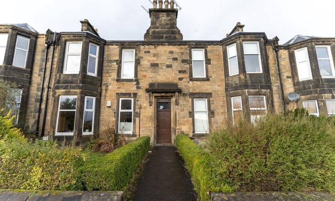 Tillicoultry Apartment | Forth View Apartment - an apartment that sleeps 6 guests in 3 bedrooms