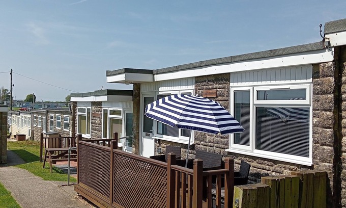 Sandown Ski Chalet | Fossils Retreat: comfy 2 bedroom chalet with Sun deck & wifi.
