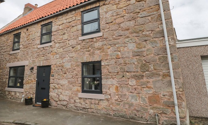 Tweedmouth House | FOUNDRY HOUSE, pet friendly, with hot tub in Berwick-Upon-Tweed