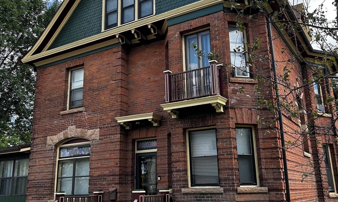 Albert Lea House | Fountain Lake Victorian-Spacious 6 bedroom home on the lake in lovely Albert Lea