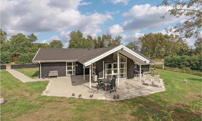 Ho House | Four-Bedroom Holiday Home in Blavand