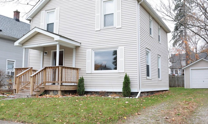 Lapeer House | Four bedroom home walking distance to Historical Downtown Lapeer,