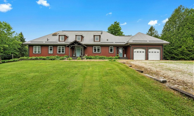 Grey Highlands House | Four Season Retreat on private lake, sleeps 10+ people, skier & hiker's delight