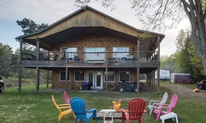 Weslemkoon House | Four Seasons Cozy Getaway