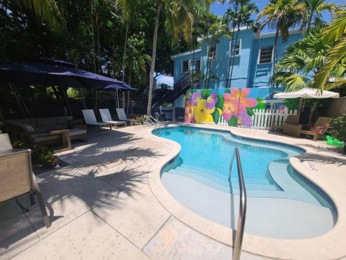 Downtown Apartment | Four Suites on Duval Street w parking and pool