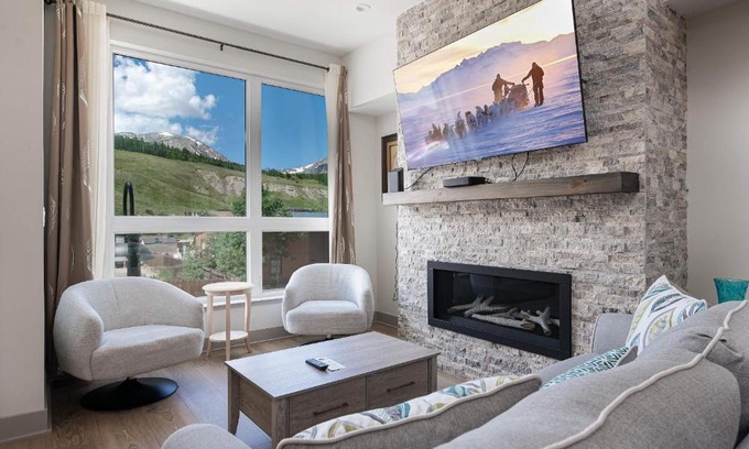 Silverthorne House | Fourth Street Crossing Traverse Townhome: Stylish Retreat