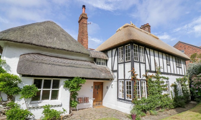 Droitwich Cottage | FOX COTTAGE, pet friendly, with open fire in Droitwich Spa