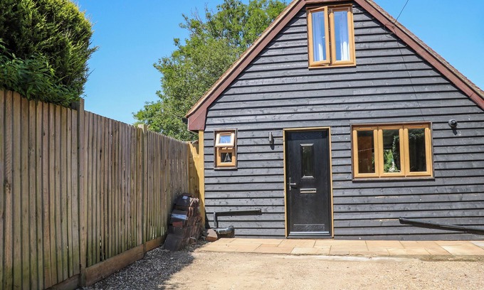 New Forest District Cottage | FOXES EARTH, pet friendly, with a garden in Nomansland
