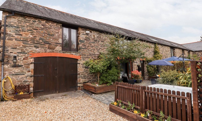 South Brent Cottage | FOXGLOVE BARN, family friendly, with hot tub in South Brent