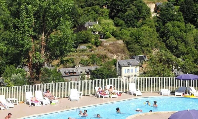 Saint-Geniez-d'Olt Apartment | Apartment in a 3* tourist residence with swimming pool