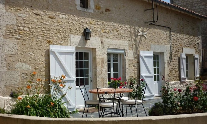 Saint-Georges-les-Baillargeaux House | Le Gîte du Porche - Saint-georges-les-baillargeaux