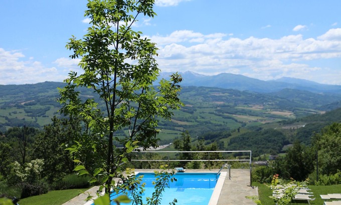 Carpineti House | FRASCANERA ESTATE OASIS OF PEACE WITH GARDEN AND SWIMMING POOL FOR EXCLUSIVE PRIVATE USE